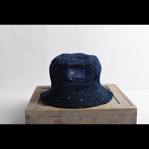 Reversible bucket hat 🎩 snakes and starts prints very unique.